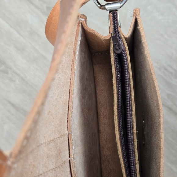 Vintage Tan Cognac 100% Leather Crossbody Shoulder Adjustable Strap Bag - Picture 6 of 8